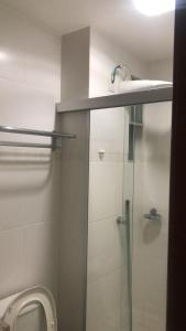 热河市Veredas do Rio Quente Hotel Service的一间带卫生间和玻璃淋浴间的浴室