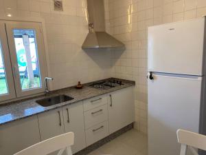 福斯Viviendas uso turístico REME I的厨房配有白色冰箱和水槽