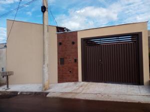 德尔菲诺波利斯Aconchego da canastra的街道上设有大型车库门的建筑