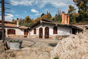 波利齐杰内罗萨Terrematte turismo e natura的前面有一块大石头的白色房子