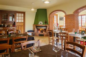波利齐杰内罗萨Terrematte turismo e natura的一间带桌椅和壁炉的餐厅