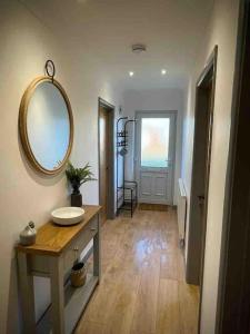 赫彻姆Modern Coastal 2 Bedroom Home to Relax and Unwind的浴室设有水槽和墙上的镜子