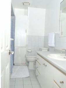 多伦多Raised bungalo的白色的浴室设有卫生间和水槽。