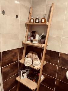 克拉列沃Apartman Puket的带毛巾的浴室内的木架