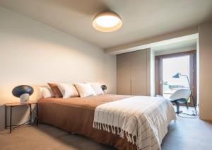 庞特维德拉INSUA BEACH HOUSE的一间卧室设有一张大床和一个窗户。