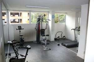 埃斯特角城Torre Marfil piso 12的一间健身房,里面配有跑步机和机器