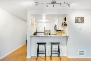 西雅图Humble Sound的厨房在柜台上设有两个吧台凳
