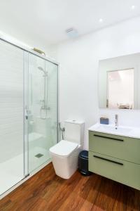 拉拉古纳El Sol,10的带淋浴、卫生间和盥洗盆的浴室