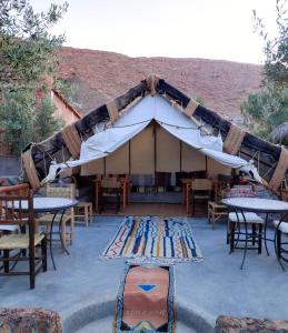 Tisseldeï达尔易赛尔戴旅馆的帐篷配有桌椅,前面有地毯