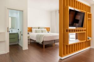 拉拉古纳El Sol,10的一间卧室配有一张床,并在一间客房内配有电视。