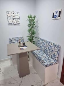 沃尔塔雷东达Loft no Cond. Mata Atlântica的桌子和椅子,植物