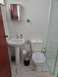 沃尔塔雷东达Loft no Cond. Mata Atlântica的白色的浴室设有卫生间和水槽。