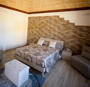 马尔萨拉Casa Vacanza Patrizia的一间卧室配有一张床和一把椅子