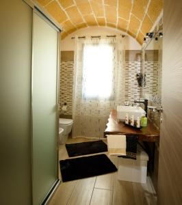 马尔萨拉Casa Vacanza Patrizia的一间带水槽和卫生间的浴室以及窗户。