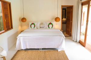 托兰克索Suites Taipe的一间卧室配有一张带白色床单和地毯的床。