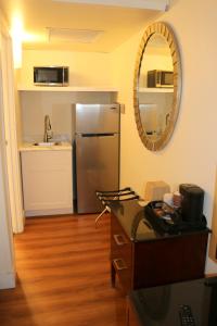 威尔科克斯Willcox Extended Residence Inn and Suites的厨房配有不锈钢冰箱和镜子