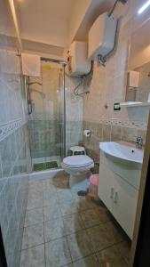 巴里巴里维奇亚迪莫拉住宿加早餐旅馆的带淋浴、卫生间和盥洗盆的浴室
