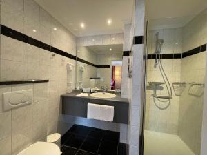黑耶拉特阿尔贝茨兰德酒店的浴室配有卫生间、盥洗盆和淋浴。