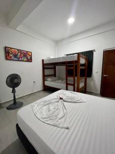帕洛米诺Hostal Grand Park Palomino的一间卧室配有一张床和一张双层床。