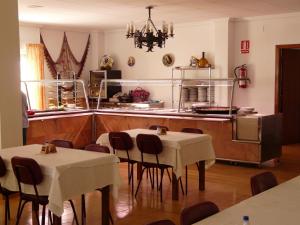 奥罗佩萨德尔马花园酒店的一间带两张桌子的用餐室和一间厨房