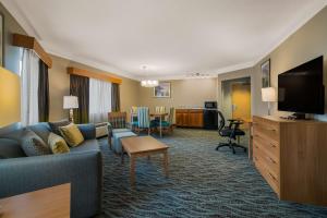 曼切斯特执行法院&会议中心贝斯特韦斯特酒店的一间客厅,客厅配有沙发和电视,位于酒店的房间