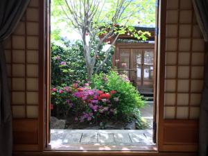 全州市Sarangroo的鲜花花园美景窗户