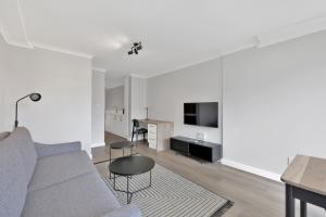 开普敦Newlands Peak One-Bedroom Unit的客厅配有沙发和桌子