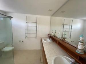 圣安德烈斯Marie Joseph Villa的一间带两个盥洗盆、淋浴和卫生间的浴室