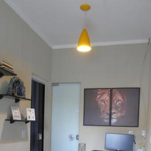 帕尔马斯Studio Próximo ao centro的客房设有书桌和天花板上的灯