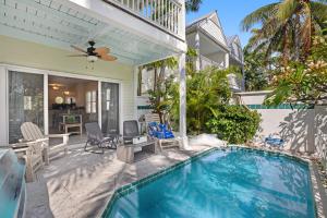 鸭礁岛Palm Villa的一座房子后院的游泳池