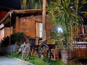 乌巴图巴Hostel Trópico de Capricórnio - Vermelha do Centro的停在房子前面的自行车