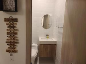 萨利纳斯Suite Chipipe AC Wi-Fi Lavanderia a 1 cuadra mar的一间带卫生间、水槽和镜子的浴室