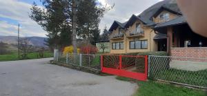 ŠipovoSmještaj na selu Porodica Gvozdenac的前面有红色门的房子