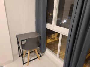 萨利纳斯Suite Chipipe AC Wi-Fi Lavanderia a 1 cuadra mar的窗前的椅子和桌子