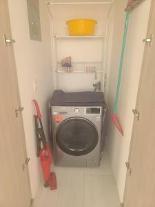 萨利纳斯Suite Chipipe AC Wi-Fi Lavanderia a 1 cuadra mar的小型客房内的洗衣机,配有工具