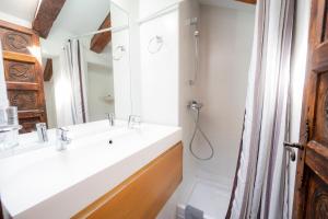 马德里Apartamentos Huertas的一间带水槽和镜子的浴室
