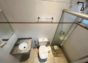 奥林匹亚Hotel Savana的一间带卫生间和水槽的小浴室