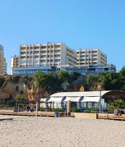 波尔蒂芒Varandas da Rocha的海滩上设有长椅和建筑