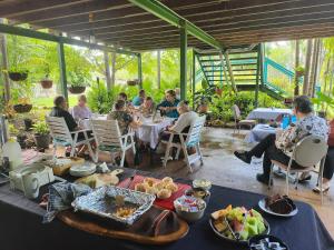 Berry Springs奥克湖旅行车停车场度假村的一群人坐在餐桌旁吃着食物
