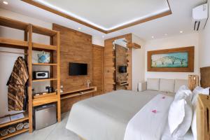 吉利特拉旺安蓬特别墅的卧室设有白色大床和木墙