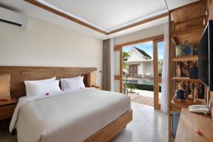 吉利特拉旺安蓬特别墅的一间卧室设有一张床和一个滑动玻璃门