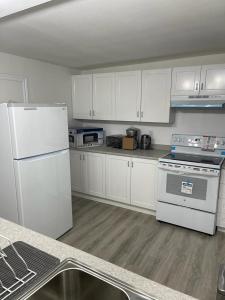 加蒂诺Central, convenient and comfortable 3 Bedrooms house near downtown Gatineau/Ottawa with free parking的厨房配有白色家电和白色橱柜