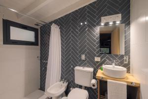 圣马丁德洛斯Complejo Playa Bonita的浴室配有白色卫生间和盥洗盆。
