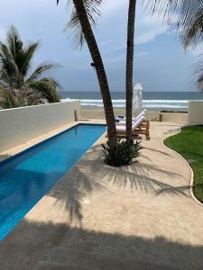 Stunning beachfront house w/ private pool.内部或周边的泳池