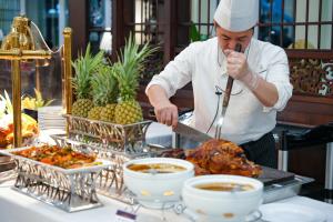 宁平宁平传奇酒店的厨师正在餐桌上准备火鸡