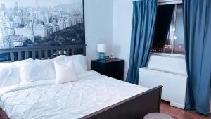 亚特兰大Highrise luxury two bedroom condo in Downtown Atlanta within minutes!!的一间市景卧室,配有一张床