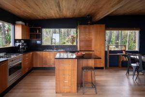 Amity PointNorm's Place + Waterfront House + Beachfront的厨房配有木制橱柜和台面