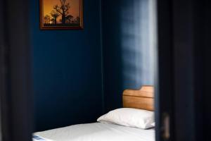Amity PointNorm's Place + Waterfront House + Beachfront的蓝色的房间,配有一张床,墙上挂着一张照片