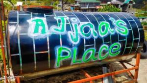 萨加达AJjaa's Place的蓝桶,上面有读出里奥蓝的标语