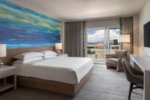 檀香山Sheraton Waikiki Beach Resort的酒店客房设有一张床,享有海景。